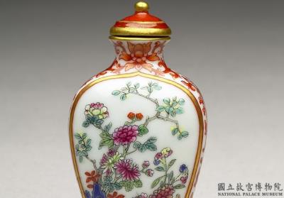 图片[2]-Porcelain snuff bottle with flowers in famille-rose, Qing dynasty, Jiaqing reign (1796-1820)-China Archive